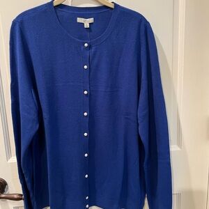 Women’s NWT pearl button cardigan. Size XL. Royal blue.